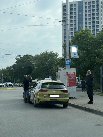 Таксиметров шофьор закачи на стълб на бул Черни връх при