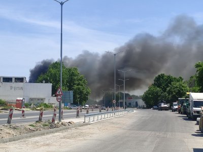 Голям пожар избухна на Крайезерния път във Варна Горят складове