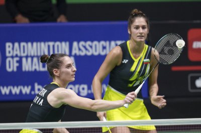 Стефани Стоева и Габриела Стоева загубиха на полуфиналите на двойки