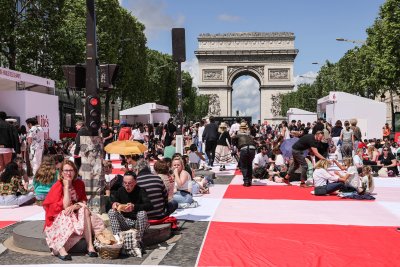 Най известният булевард в Париж Шан з Елизе се превърна в място