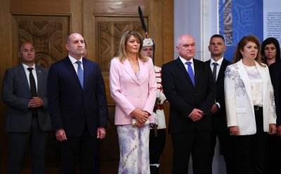 Президентът Румен Радев и съпругата му Десислава Радева посрещнаха близо