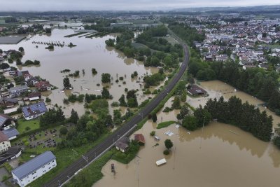 Наводнения в Южна Германия: Един пожарникар загина, влак дерайлира
