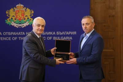 Илиан Илиев бе отличен от служебния министър на отбраната и от началника на отбраната за заслуги във футбола и спорта