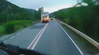 Тежкотоварен камион с рисково изпреварване в Кресненското дефиле въпреки ограниченията