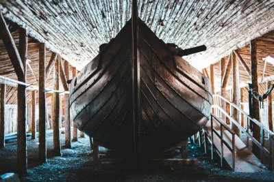 Ковачи възстановяват желязната котва на викингски кораб в Дания