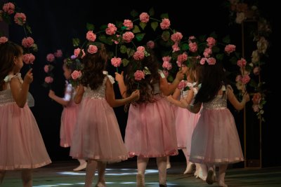 Приказният спектакъл Принцеси на розата събра стотици посетители в залата