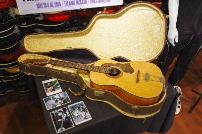 Продадоха по телефона китара, използвана от Джон Ленън, за 2,9 млн. долара