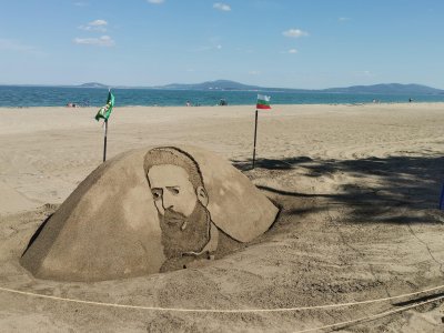 Чужденци изваяха лика на Ботев на бургаския плаж