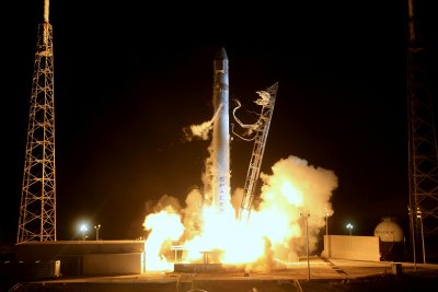 "Спейс Екс" изпраща към МКС експериментален сателит от дърво
