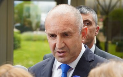 Според президента Румен Радев е неуместно българското правителство да проявява