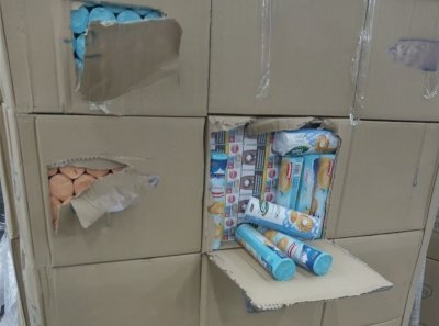 Митничари задържаха две палета бисквити, които се оказаха близо 14 000 кутии цигари