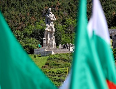 България се поклони пред подвига на Ботев и на загиналите за свободата на България (СНИМКИ)