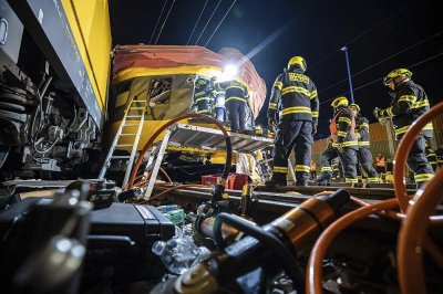 Четирима загинаха и десетки са ранени при влакова катастрофа в Чехия
