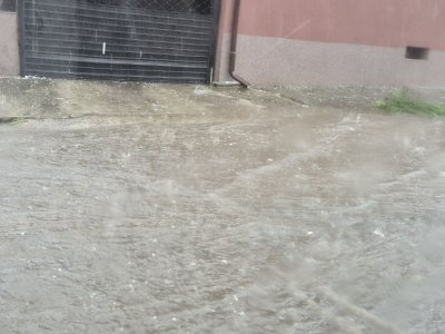 Проливен дъжд и буря и в Ловеч Централните улици на