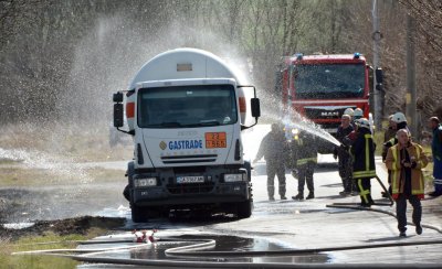 Цистерна се обърна и самозапали на път Е 79 в района