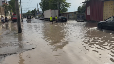 Спукан тръбопровод наводни главната улица на кв. "Победа" в Бургас (СНИМКИ и ВИДЕО)