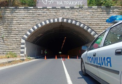 Верижна катастрофа затвори стария неосветен тунел Железница край Симитли Ударили