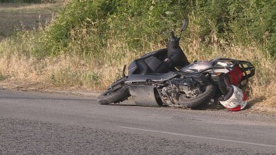 Водач на моторен скутер е загинал на място след като