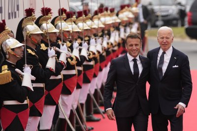 Украинският президент Володимир Зеленски е на посещение в Париж където