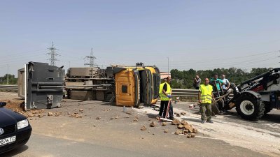 Камион се преобърна на Околовръстното в София Инцидентът е станал