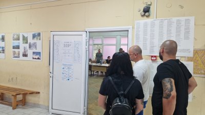 Сок или мента? Тестваха с дрегер членовете на изборна секция в Пловдив