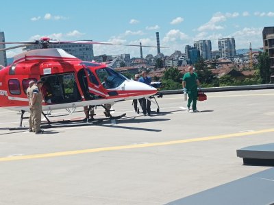 Медицинският хеликоптер който превози жена с фрактури от Сандански кацна
