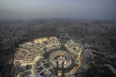 Поклонници мюсюлмани от цял свят се стичат в свещения град