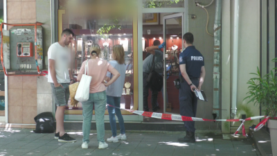 Дързък опит за грабеж в центъра на Бургас Мъж нахлу