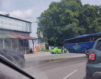 Автобус, пълен с деца, се сблъска с такси край гара "Пионер"