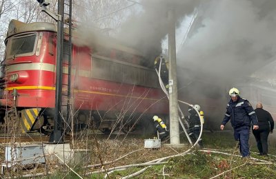 Пожар е избухнал в бързия влак Бургас София съобщиха