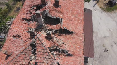 Опасен покрив може да рухне върху главите на избиратели в санданското село Плоски