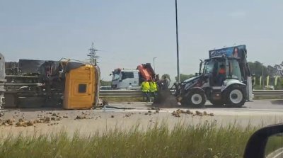 Камион се преобърна на Околовръстното в София Инцидентът е станал в