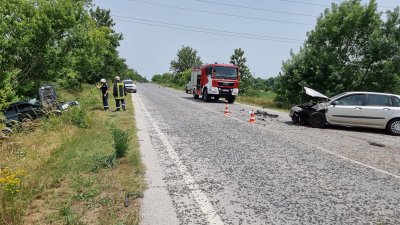 Двама шофьори и дете пострадаха при катастрофа край хасковското село Клокотница (СНИМКИ)