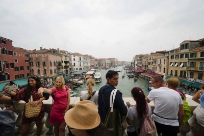 Рекордният наплив на туристи в Италия изправя страната пред огромна дилема