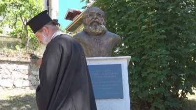 Бронзов бюст паметник на отец Атанас Аролски беше открит днес