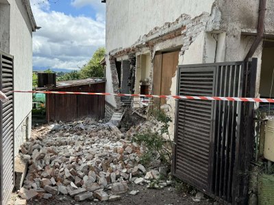 Спукана газова тръба при уличен ремонт взриви къща в Костинброд, пострада възрастна жена (СНИМКИ)