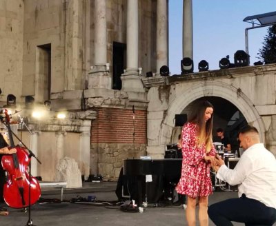 Романтично предложение за брак по време на концерта Марио Бонди в Античния театър