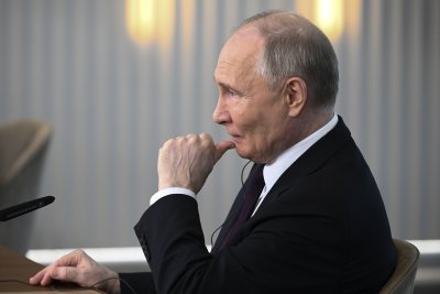 Руският президент Владимир Путин обяви че в Украйна воюват около