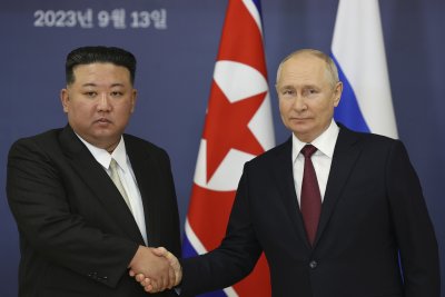 Северна Корея посреща с парад Путин
