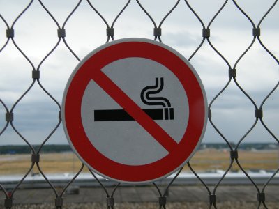 Родители в Бургас бяха глобени за това, че децата им пушат край училище