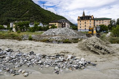 Трима души са изчезнали след наводнения в Югоизточна Швейцария съобщи
