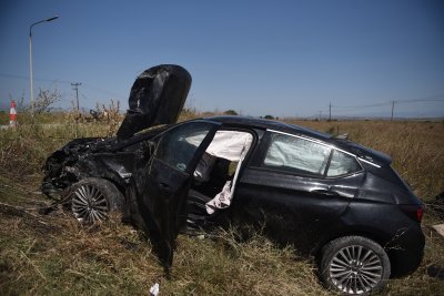 Четирима души са загинали при челен сблъсък между автомобил и