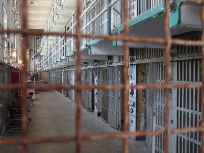 Шест затворници взеха за заложници двама охранители в руски затвор