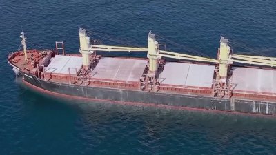 Екипажът на атакувания от хутите гръцки товарен кораб беше eвакуиран