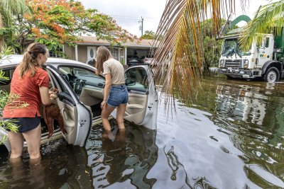 Тропически бури връхлетяха Южна Флорида Проливните дъждове наводниха къщи и