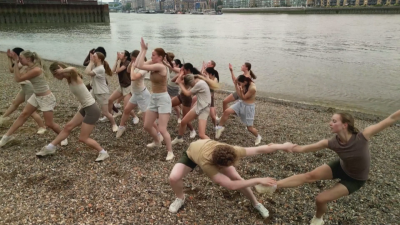 Танцьори от Лондонското балетно училище изнесоха спектакъл на брега на