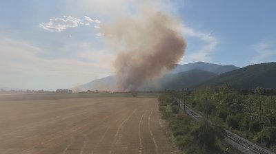 Пожар избухна този следобед в района на мъглижкото село Ветрен