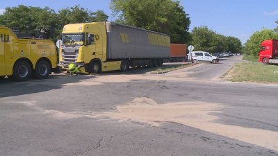 Камион, линейка и лека кола се сблъскаха на пътя Русе - Варна