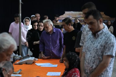 Бившият здравен министър на Иран Масуд Песешкиан води на предсрочните президентски избори