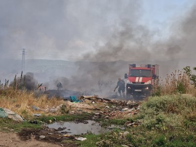 Пожар гори до ромската махала в Петрич, няма опасност за жителите
